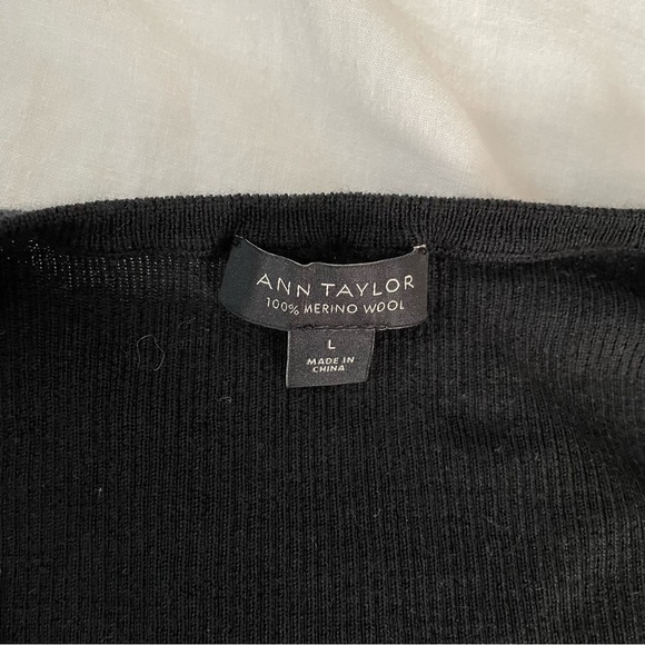 Ann Taylor LARGE 100% Merino wool ribbed ruffle cuff Black sweater - Picture 3 of 6